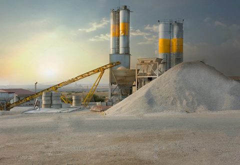 Bulk solids stockpile